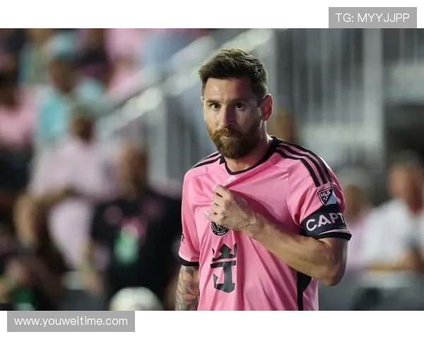 梅西跨界挑战足球守门员角色展现惊人反应与技术魅力