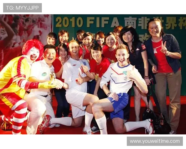 国内明星与足球明星亲密互动引发粉丝热议与关注的盛况 国内明星与足球明星亲密互动引发粉丝热议与关注的盛况